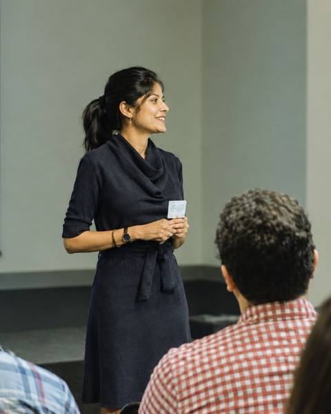 Stefanie Vidarte facilitando un taller de coaching en español